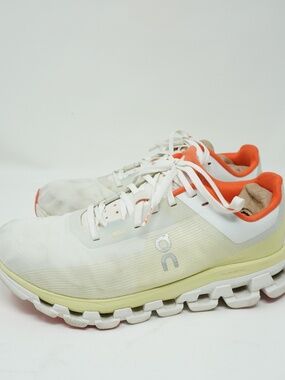 Women's On Cloudflow 4 in the White/Hay colorway, Size W8